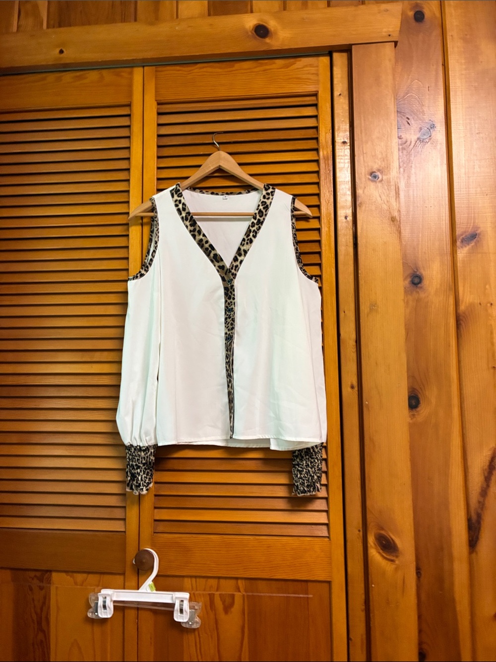 Sleeveless  white Blouse with Leopard-Trim V-Neck length 23”pit to pit 19”